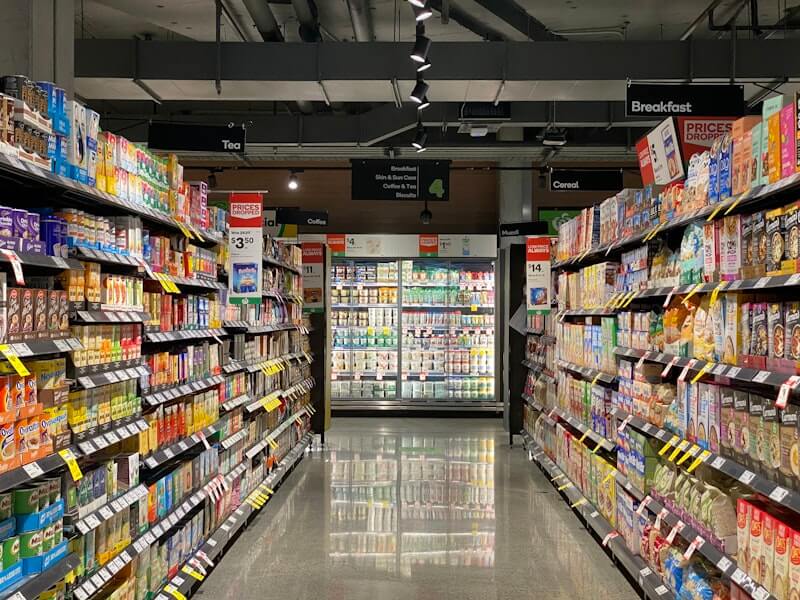Pessoa escaneando produto no mercado com celular